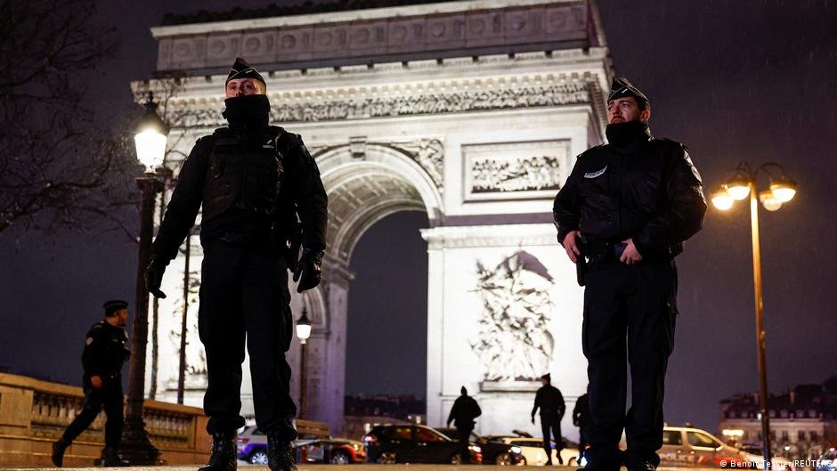 Police Respond to Knife Attack at Arc de Triomphe Police Respond to Knife Attack at Arc de Triomphe